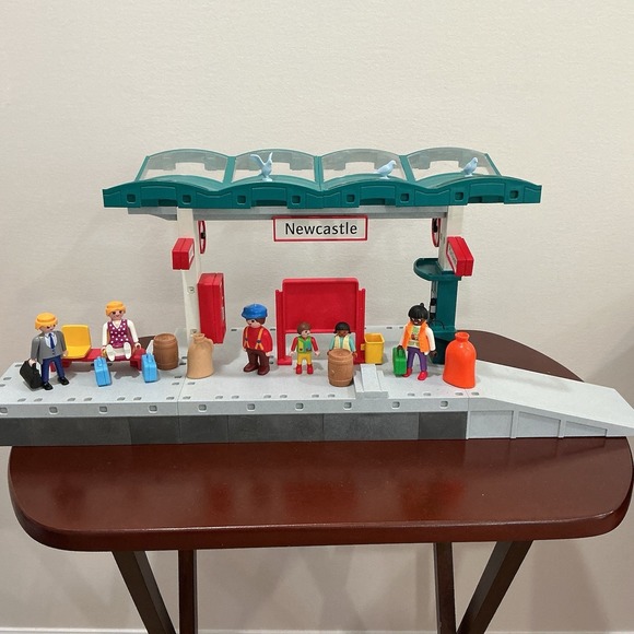 Playmobil Other - VTG Playmobil 4382 Double Platform Train Station - Newcastle - With Figures